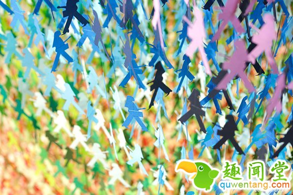 美轮美奂！艺术家打造18000张剪纸，有100种不同的颜色