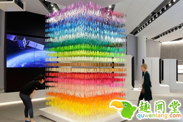 美轮美奂！艺术家打造18000张剪纸，有100种不同的颜色