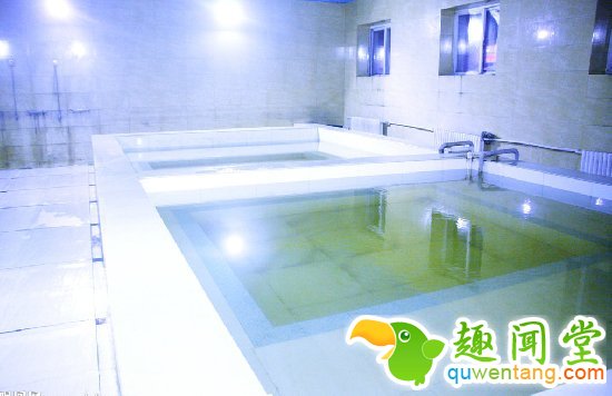 男人洗澡误进女浴池：竟看到惊人一幕！