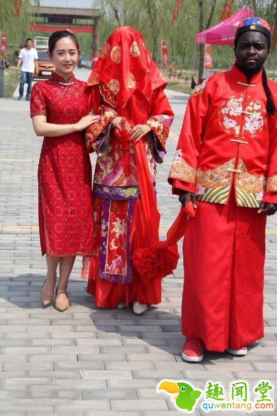 乐开花！黑人小伙迎娶中国娇妻办中式婚礼