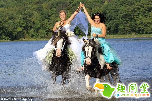 新娘骑马拍婚纱照 被甩下水惨变“落汤鸡”