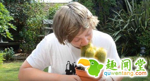 男子直播吃仙人掌，脑子被刺坏了？