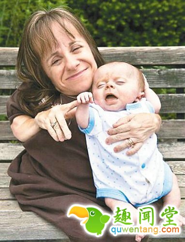 袖珍姑娘三度当妈，大肚如海绵宝宝