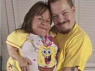 袖珍姑娘三度当妈，大肚如海绵宝宝