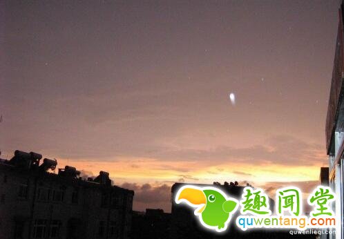 盘点中国10大UFO事件 至今仍是未解之谜  要说这个世界上没有外星人，恐怕很多人都不会相信，特别是对于那些UFO爱好者来说，不管是中国还是国外，在很多古代文献上都对UFO有很多记载，但是它们都存在着极大的不确定性，正因为如此，长期以来这类事件就会引起很多人的关注。  1、凤凰山外星接触事件  1994年5月~6月，黑龙江五常县凤凰山一位名叫孟照国的普通村民多次与外星人接触。外星人先后电击孟照国，对他进行采种，甚至穿墙而来带他参观飞碟基地。该事件报道后，引起了全世界的关注。原中国UFO研究会专家委员会和学术委员会己于1997年8月23日作出了初步的结论，认为这次UFO的事件是真实的。  2、UFO都溪毁林事件  1994年12月1日凌晨三时，火球状的不明飞行物骤至都溪林场，其巨大的声响惊醒了林场职工以及附近居民。众人眼见林场内的四百亩松林被拦腰折断、房顶被毁，奇特的是人畜家禽却无一伤亡，甚至连穿过林区的高压线亦完好无损。  3、上海129UFO事件  2006年12月9日下午4时30分至5时5分，在上海市西部天空中出现了“不明飞行物”，目击者成千上万。随着电视、电台、报纸的大量报导，已引起社会公众的热烈反响，与之相关的各种猜测和推想亦有报道。  4、“杜立巴石碟”之谜  1938年，一支考古队在与世隔绝的巴颜喀拉山脉取得了惊人的发现。他们在山洞中发现了形状奇特的遗骸和数百个神秘的“杜立巴石碟”。据说，当时考古队还在石壁上发现太阳、星星以及其他天体的图画?？脊叛Ъ彝撇?，这些东西都是1万2千年前外星人造访地球时留下的，但那些山洞后来再也没有被找到过。  5、泰安UFO事件  2005年2月23日(元宵节)，泰安市西北方向上空出现了不明飞行物。摄影爱好者蔡志亭在市政广场中心花园拍摄元宵节烟花时，拍下了这个类似草帽形状的UFO。事件报道后，引起多方媒体的关注，包括中央电视台新闻频道在内的多加媒体先后报道了此次事件。  6、微山UFO活动事件  2003年5月2日晚，山东省微山县欢城镇界牌口村发现不明飞行物，不明飞行物在该村上空飞行逗留2小时之久。对于此事，《济南时报》分别以《微山县出现不明飞行物》和《不明飞行物现微山》为题，先后两次进行报道。  7、“白衣怪人”事件  1967年8月14日夜，符宗杰同其家人坐在村口的桥栏上纳凉时，同时看见5个身穿白衣的怪人。第一个人身形高大，约有3米，后面四人身高逐渐下降，到最后一个时已同普通人类一样高。这5个白衣人在桥上停下脚步，他们东张西望，时而来回走动，时而蹲地忙碌着。约过两三分钟，白衣怪人似乎发现有人在窥视，他们排队离开并消失于附近的小树丛中。  8、哈尔滨UFO事件调查纪实  2001年 8月24日晨1~1：30期间，有UFO列队和变队飞过哈尔滨上空。目击者达上百人，电话汇报目击经过者达30多人。目击者声称自己看到的绝不是流星，也不是飞机、天象及自然天体。这次UFO事件轰动很大，目击者之多、范围之广令人惊叹，哈尔滨《新晚报》8月25日第2版已刊登这则消息。  9、我国两次百万人目击UFO事件  1981年7月24日22时33分至52分出现的螺旋状UFO和1995年7月26日22时0分至25分出现的扇状UFO，我国十多个省直辖市的目击者有上百万，其中就有中国科学院南京紫金山天文台的好几位天文工作者。  10、清代《赤焰腾空》  清代画家如作于1892年(光绪十八年)的画作《赤焰腾空》，绘有许多身着长袍马褂的市民聚集在南京夫子庙朱雀桥头，仰望空中一团火球。这是中国最早的关于UFO的图画，成为今人研究UFO的珍贵历史资料?；以诨嫔戏铰淇钚吹剑? “九月二十八日，晚间八点钟时，金陵(今南京市)城南，偶忽见火毯(即球)一团，自西向东，型如巨卵，色红而无光，飘荡半空，其行甚缓。维时浮云蔽空，天色昏暗。举头仰视，甚觉分明，立朱雀桥上，翘首踮足者不下数百人。约一炊许渐远渐减。有谓流星过境者，然星之驰也，瞬息即杳。此球自近而远，自有而无，甚属濡滞，则非星驰可知。有谓儿童放天灯者，是夜风暴向北吹，此球转向东去，则非天登又可知。众口纷纷，穷于推测。有一叟云，是物初起时微觉有声，非静听不觉也，系由南门外腾越而来者。嘻，异矣!”