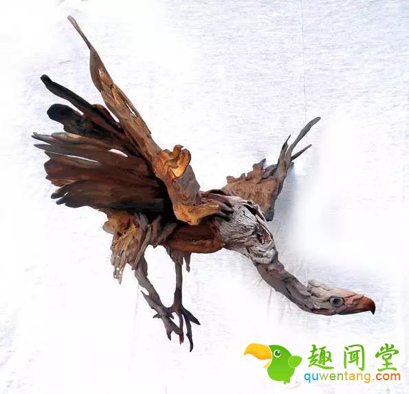 　 　 据美国猎奇新闻网站“odditycentral.com”1月11日报道，近日，南非雕刻艺术家托尼?弗里克森(Tony Fredriksson)用原生态木料打造动物雕像，一个个栩栩如生，让人叹为观止。