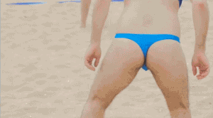 男人穿上比基尼去打沙排，这群辣眼睛的小