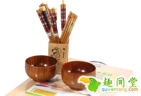 一对“80后”妻子发现丈夫在吃饭的时候，夹起菜来总要在盘子上方“抖”一下，然后再把筷子移走。她起先感觉这样不文雅，说了很多次，但这是丈夫的习惯，改不了。慢慢她开始觉得烦，变成一到吃饭的时候就盯着丈夫的筷子，看他“抖不抖”。丈夫也很气，想你怎么一吃饭就说我？这么点小事还说个没完，越说我越“抖”！两人变成了赌气，天天吵架，妻子就要跟丈夫离婚。