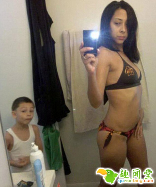 　　为了增加生活的乐趣，“熊妈”们更是放开了玩。一位妈妈在晒出的照片里，正在浴室穿着比基尼，摆着姿势自拍时，好奇的儿子探头进来，看着镜子里的妈妈在搞什么名堂。更有一位妈妈抱着自己的小儿子来了张自拍，怀里的好奇宝宝手里拿着的居然是一部成人片的包装封皮。这不得不让人感叹，这样教育孩子真的可以吗？