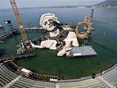 重口味！湖上直接搁了一座“浮尸”做剧院