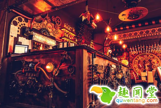 有个爱蒸汽朋克的设计师，花两年做了这么个酒吧