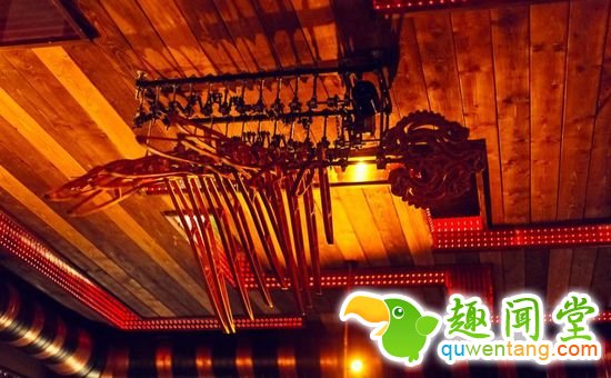 有个爱蒸汽朋克的设计师，花两年做了这么个酒吧