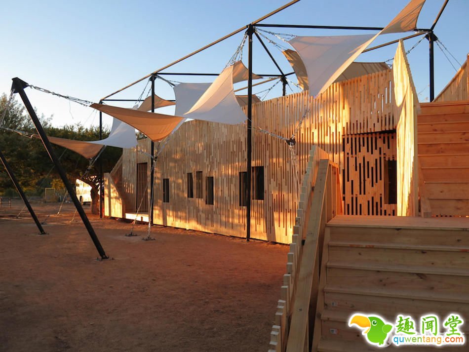 这是另一个作品，位于智利的 Pumanque ，是当地的活动中心