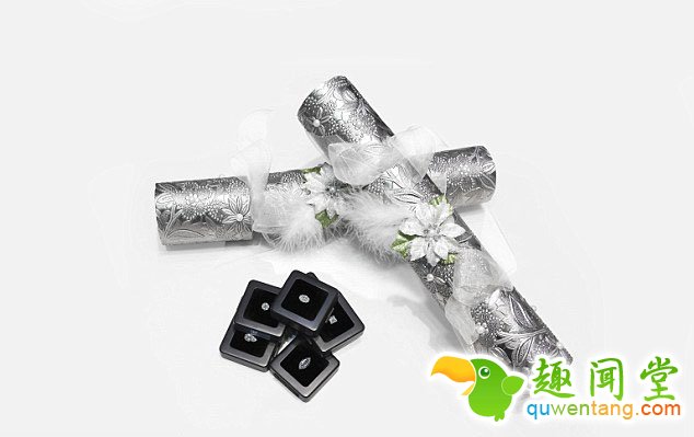 　　【环球网综合报道】据英国《每日邮报》11月25日报道，英国一家名为“饼干之家”的糕点店近日推出了最奢华圣诞饼干，内含总价值约965万元人民币的闪耀钻石。