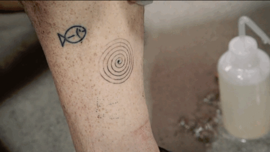 世界上第一台纹身机器人，从不手抖但看着都悬…