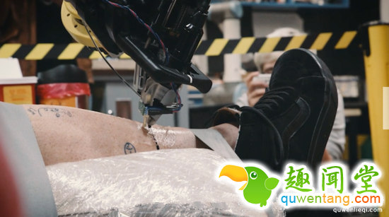 世界上第一台纹身机器人，从不手抖但看着都悬…