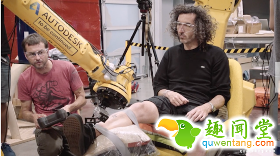 世界上第一台纹身机器人，从不手抖但看着都悬…