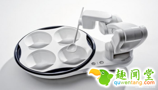 这款机械手臂自带饭碗和汤勺，让喂食变得更酷炫