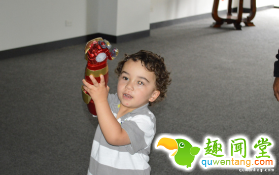 独臂男孩获“钢铁侠”假肢，变成心中的超级英雄