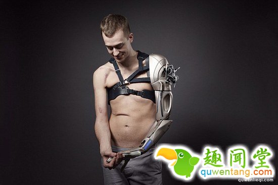 残疾小伙的义肢碉堡！能给手机充电还配有无人机