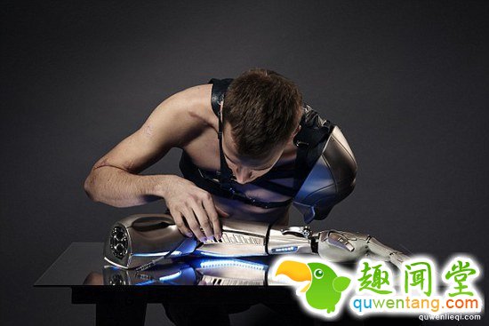 残疾小伙的义肢碉堡！能给手机充电还配有无人机