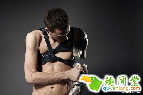 残疾小伙的义肢碉堡！能给手机充电还配有无人机