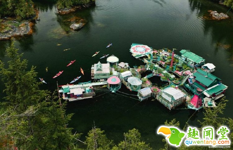 夫妻俩在孤岛建造450吨房子，住25年水上乐园！