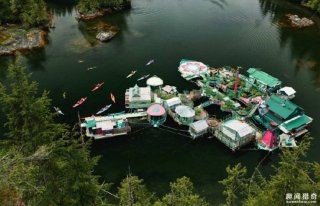 夫妻俩在孤岛建造450吨房子，住25年水上乐