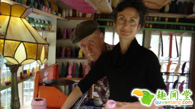 夫妻俩在孤岛建造450吨房子，住25年水上乐园！