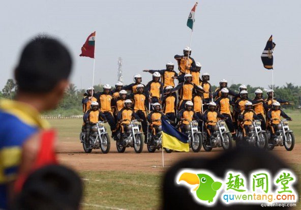 印度军校阅兵彩排 场面堪比杂技表演！ 第3张图片