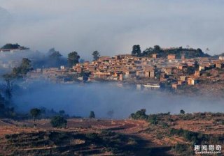 探秘云南化石村：猪圈都是用数亿年化石建