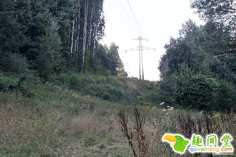 传说这列火车被埋在了这座山下面