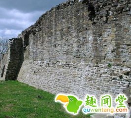 城墙上出现诡异双手，人们竟习以为常！