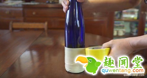 他先是用胶带这样把瓶子给环绕贴起来，接下来的超完美物品就是你每天都需要的完美物品！