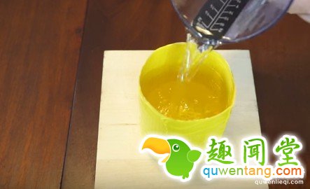 他先是用胶带这样把瓶子给环绕贴起来，接下来的超完美物品就是你每天都需要的完美物品！