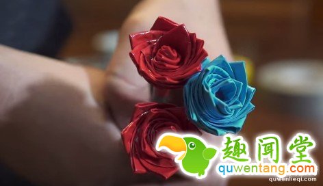 他先是用胶带这样把瓶子给环绕贴起来，接下来的超完美物品就是你每天都需要的完美物品！