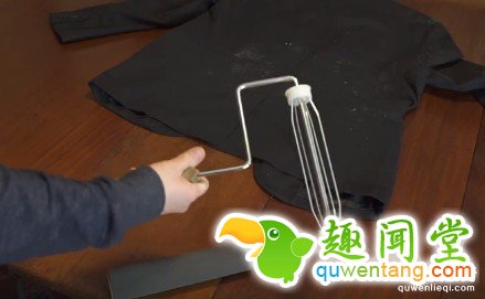 他先是用胶带这样把瓶子给环绕贴起来，接下来的超完美物品就是你每天都需要的完美物品！