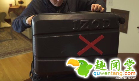 他先是用胶带这样把瓶子给环绕贴起来，接下来的超完美物品就是你每天都需要的完美物品！