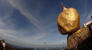 堪称奇景！ 一块看似随时都会滑落却存在