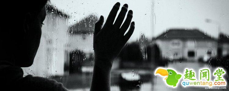 流泪流汗都是奢侈，游泳池就是地狱，这个对水过敏的女人活得很艰辛