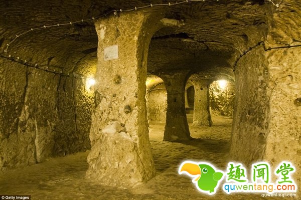 男子家中挖出千年地下城市：深入地表18层！