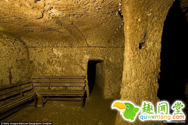 男子家中挖出千年地下城市：深入地表18层！