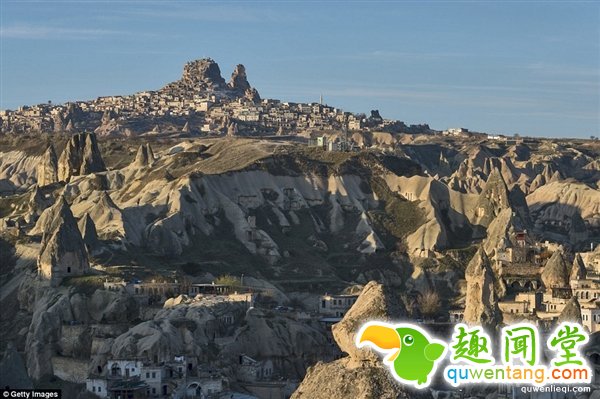 男子家中挖出千年地下城市：深入地表18层！