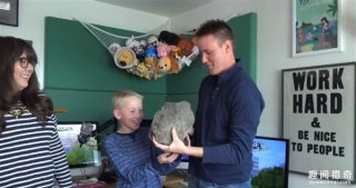 震惊！男孩在网上买了块石头玩， 砸开后