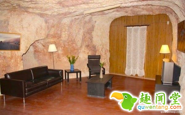 整个村庄1600人都生活在地下，生活设施一应俱全