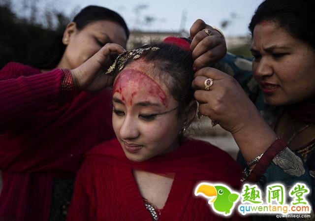 实拍尼泊尔“活女神”，初潮来之前脚不能沾地