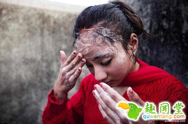 实拍尼泊尔“活女神”，初潮来之前脚不能沾地