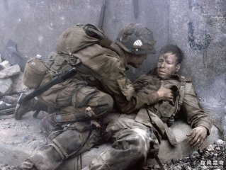 战场上别人都拿着枪，他却拿着弓和剑，照