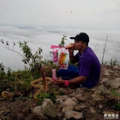 泰国男子和眼镜蛇同吃同住 认为是去世女