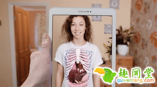 女孩们惊叫！逆天透视T恤身体看精光